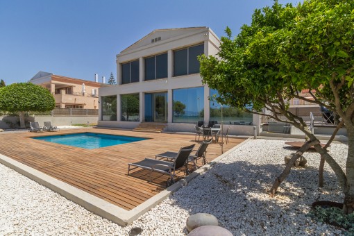 Large chalet on the first sea line in Son Veri Nou