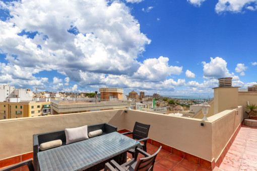 Large duplex-penthouse requiring renovation with parking and sea views in Son Espanyolet