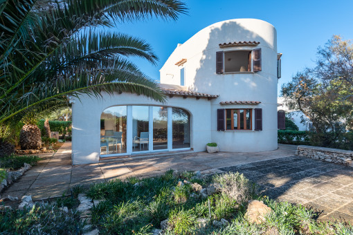 Mediterranean villa with great potential on the first sea line within walking distance to the beach of Cala Llombards