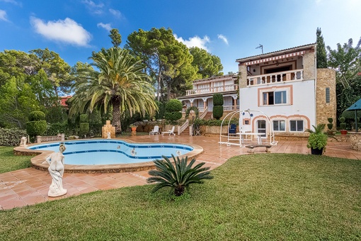 Large villa in the residential area of Nova Santa Ponsa