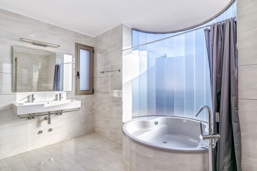 One out of 5 bathrooms with comfortable bathtub