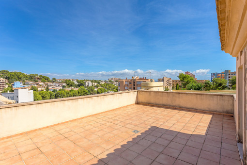 The large roof terrace offers views to the surroundings
