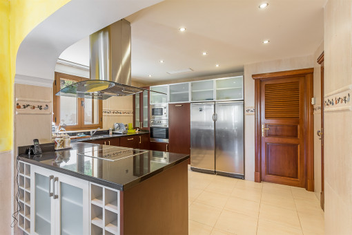 Fully equipped kitchen with cooking island