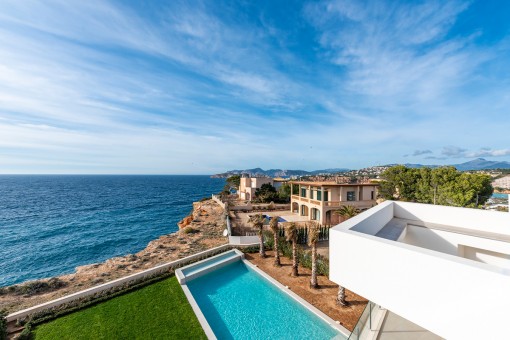 Modern villa with wonderful views on the 1st sea line in El Toro