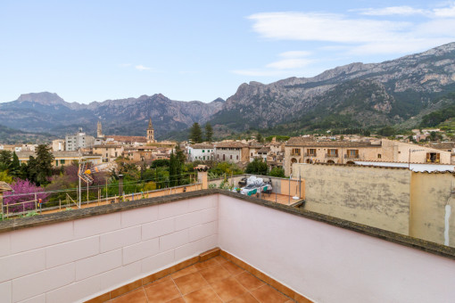 Town house with large roof terrace and mountain views in Soller
