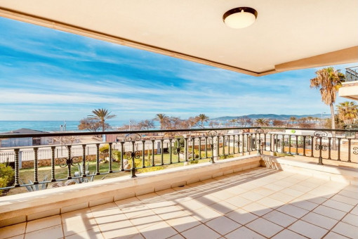 Lovely penthouse right on the sea in Ciudad Jardin