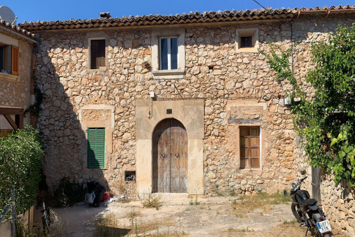 Town-house with garden and parking in Alaro requiring renovation