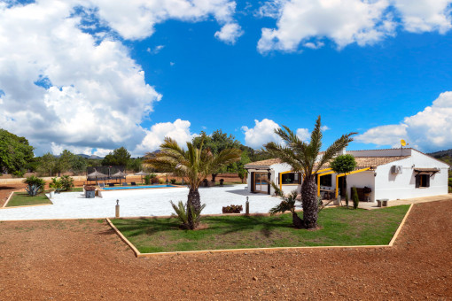 Newly-renovated finca with sweeping views in Llucmajor