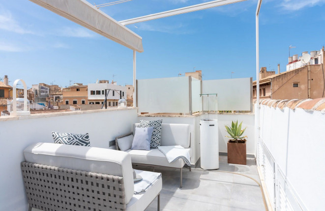 Duplex penthouse with private roof terrace in the heart of Palma's picturesque old town