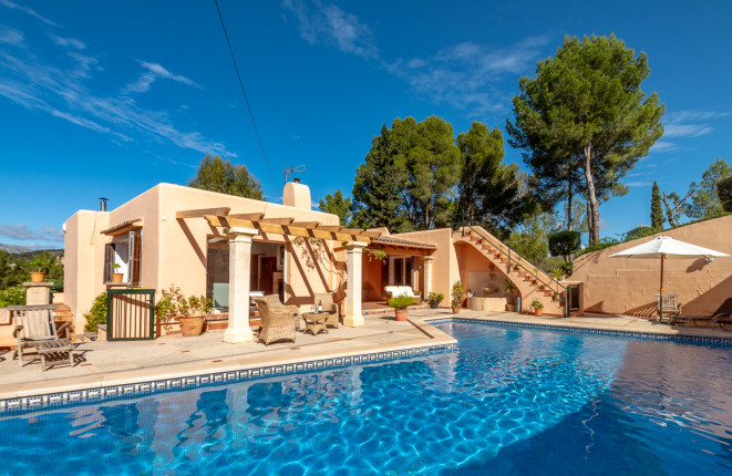 Beautiful villa in a quiet location with a spacious plot in Calvia