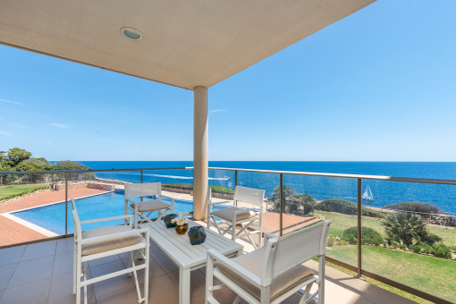Modern apartment in a luxurious residential complex with spa and pool on the first sea line in Cala Figuera