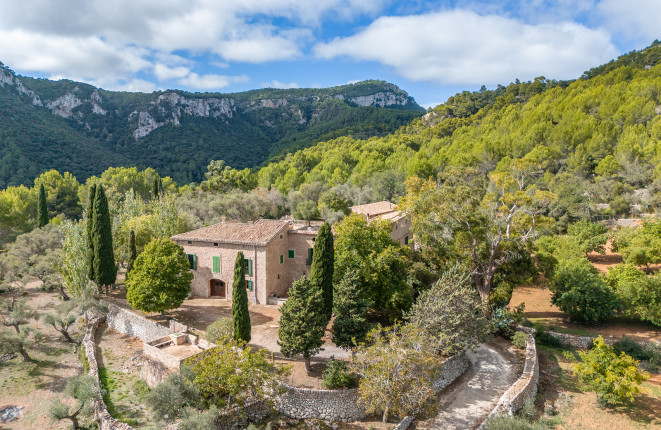 Historic manor-house surrounded by nature...