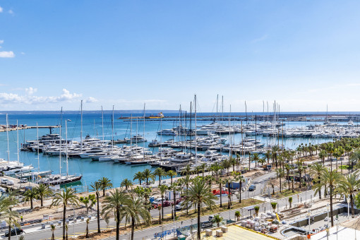 Apartment with pool and sea views in Palma