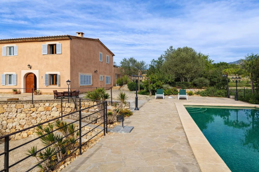 Quietly situated finca at the foot of the Tramuntana with great views as far as the local mountain of Inca