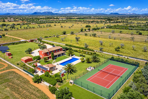 Large finca with a huge pool and tennis court near Campos